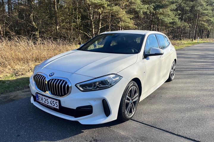 Hvid BMW 118i fra 2021 set udefra