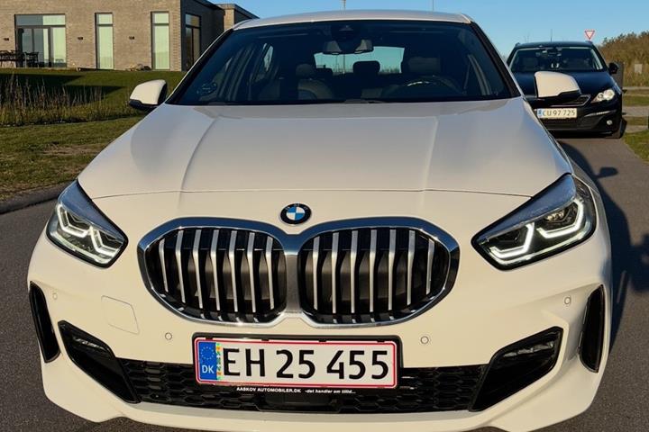 Hvid BMW 118i fra 2021