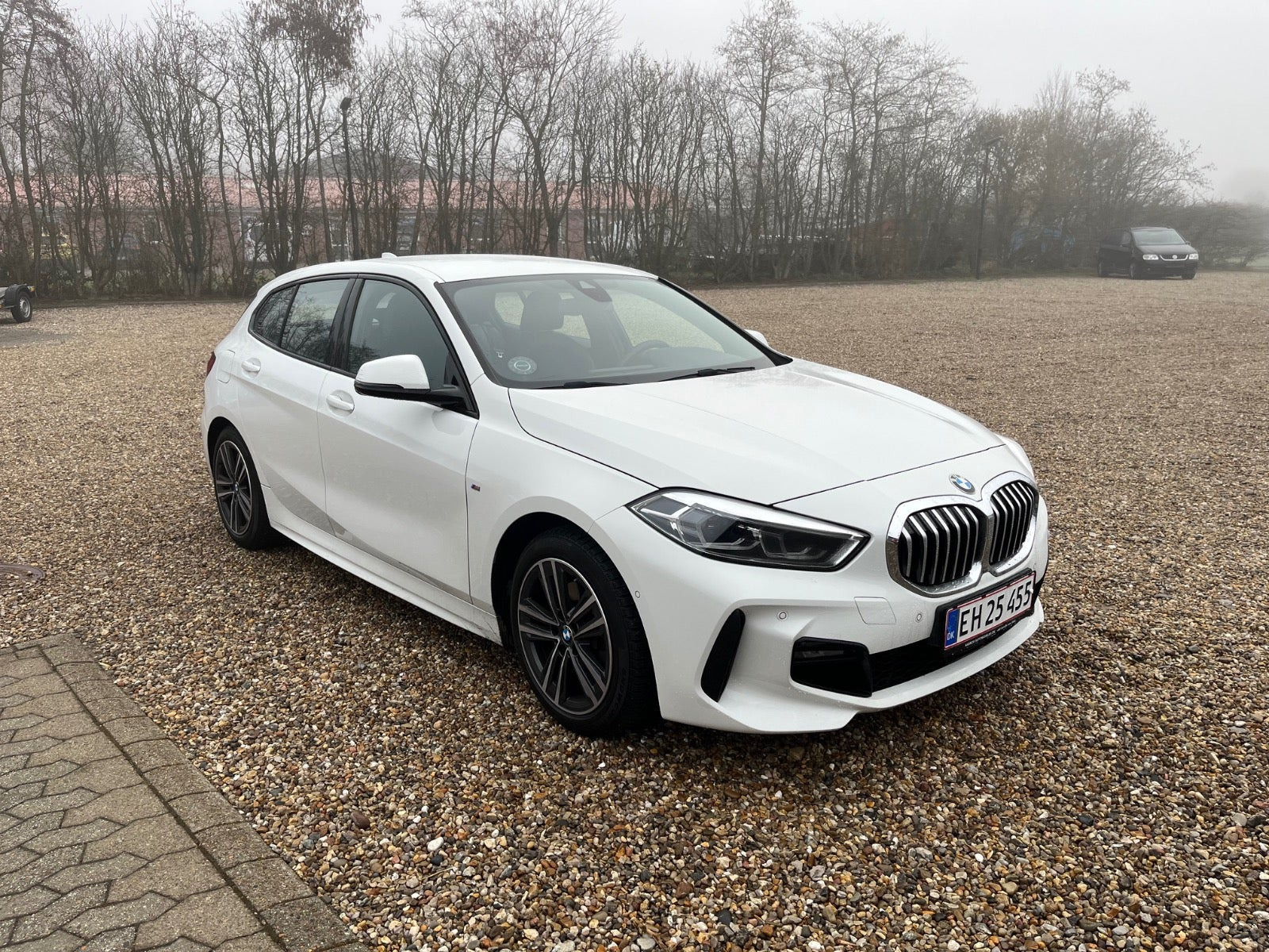 Hvid BMW 118i fra 2021