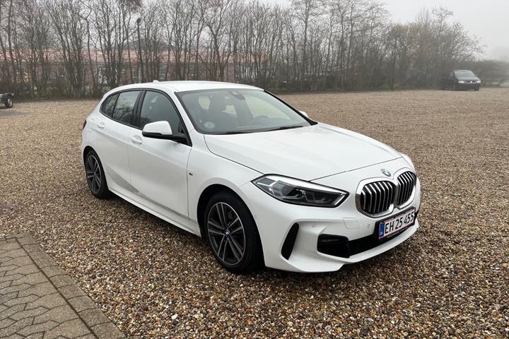 Hvid BMW 118i fra 2021