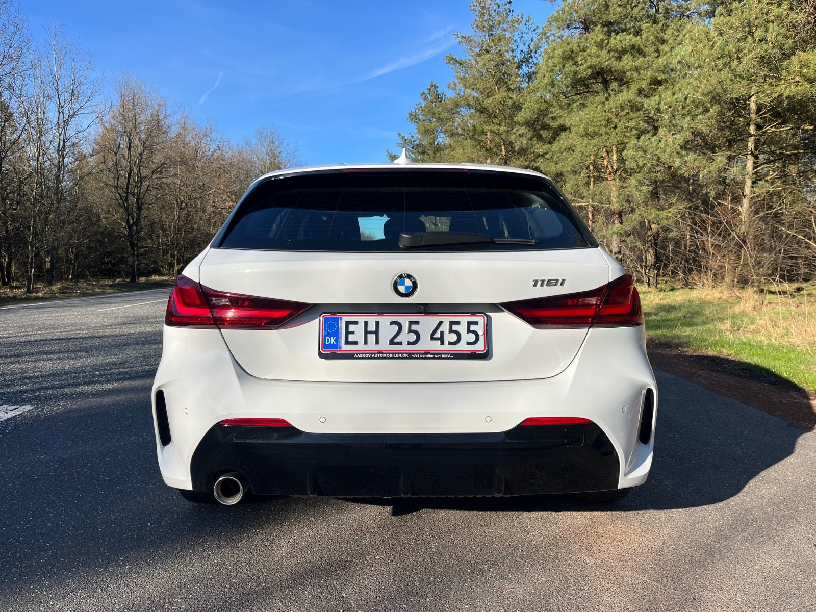 Hvid BMW 118i fra 2021