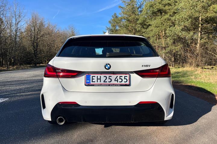 Hvid BMW 118i fra 2021
