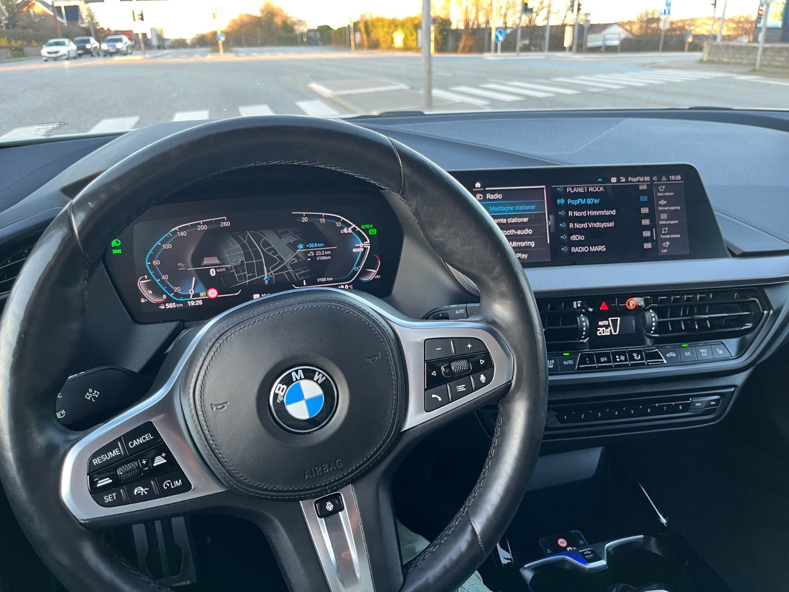 Hvid BMW 118i fra 2021