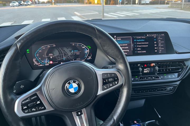 Hvid BMW 118i fra 2021