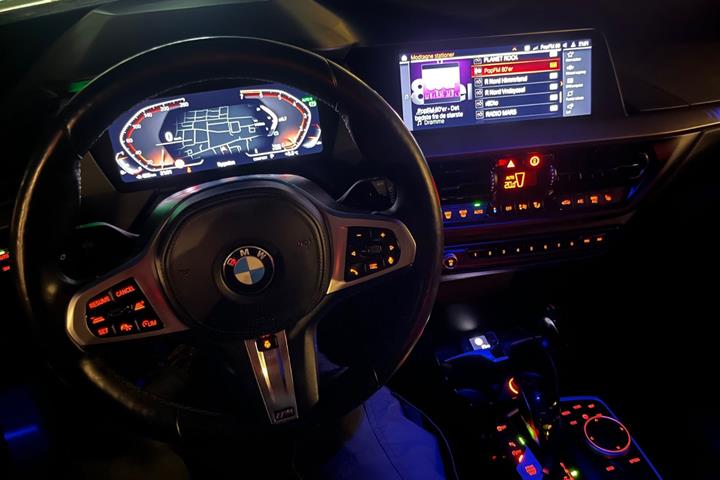Hvid BMW 118i fra 2021