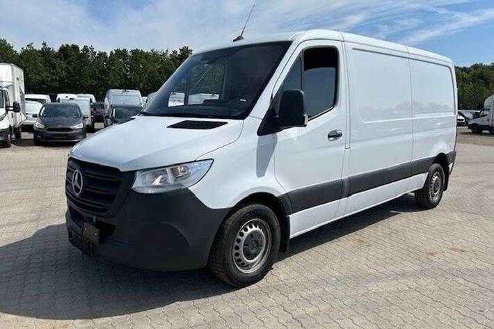 Hvid Mercedes Sprinter 215 fra 2024