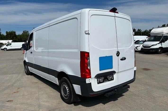 Hvid Mercedes Sprinter 215 fra 2024