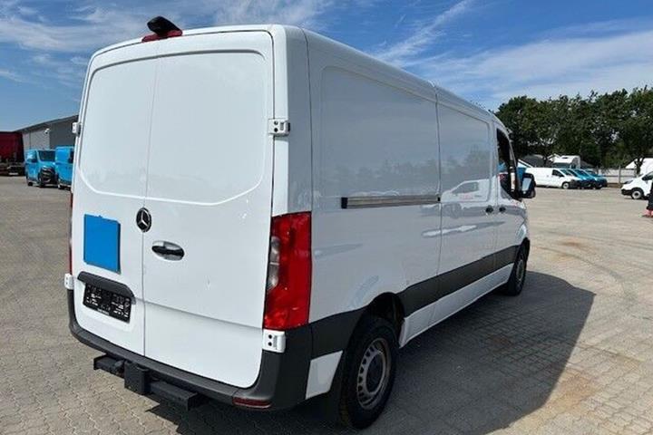 Hvid Mercedes Sprinter 215 fra 2024