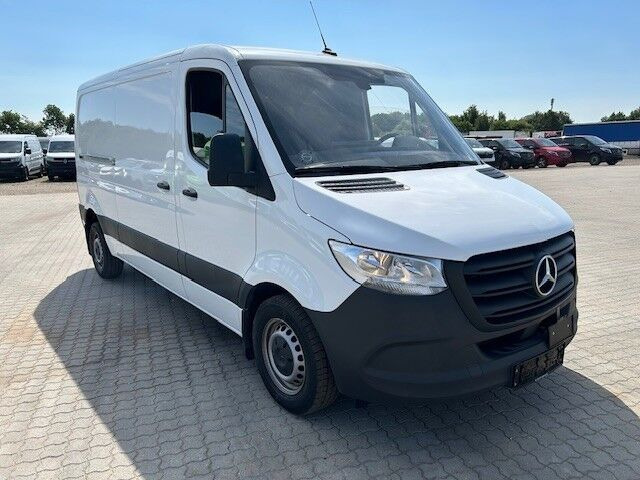 Hvid Mercedes Sprinter 215 fra 2024