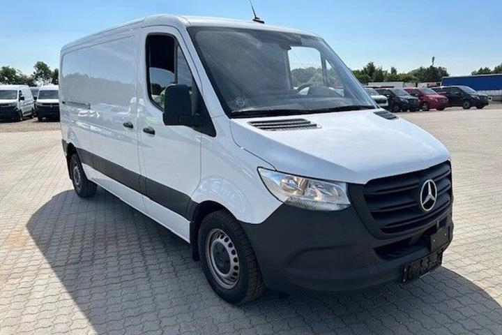 Hvid Mercedes Sprinter 215 fra 2024