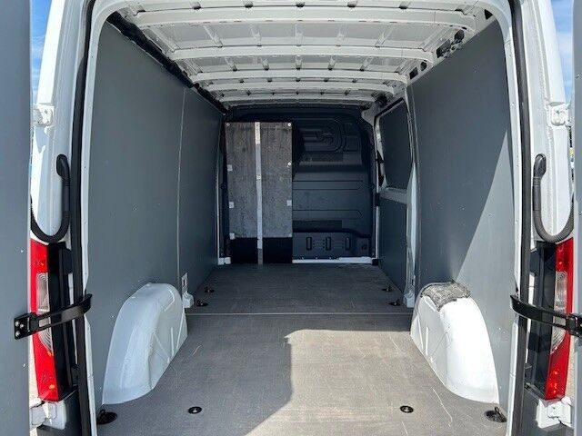 Hvid Mercedes Sprinter 215 fra 2024