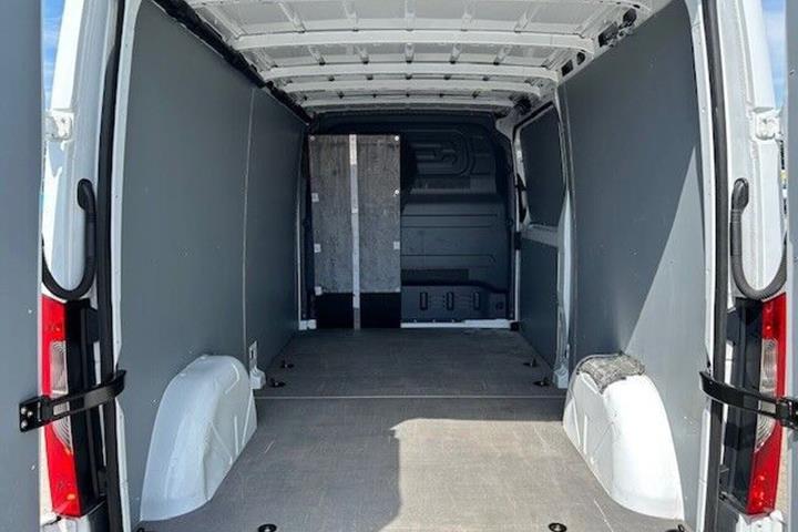Hvid Mercedes Sprinter 215 fra 2024