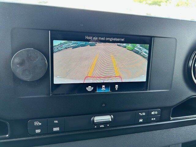 Hvid Mercedes Sprinter 215 fra 2024