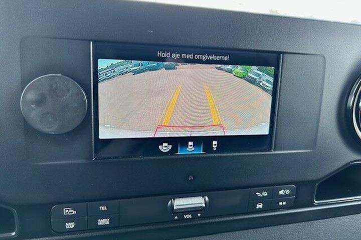 Hvid Mercedes Sprinter 215 fra 2024