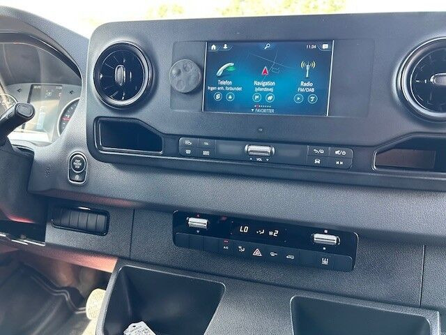 Hvid Mercedes Sprinter 215 fra 2024
