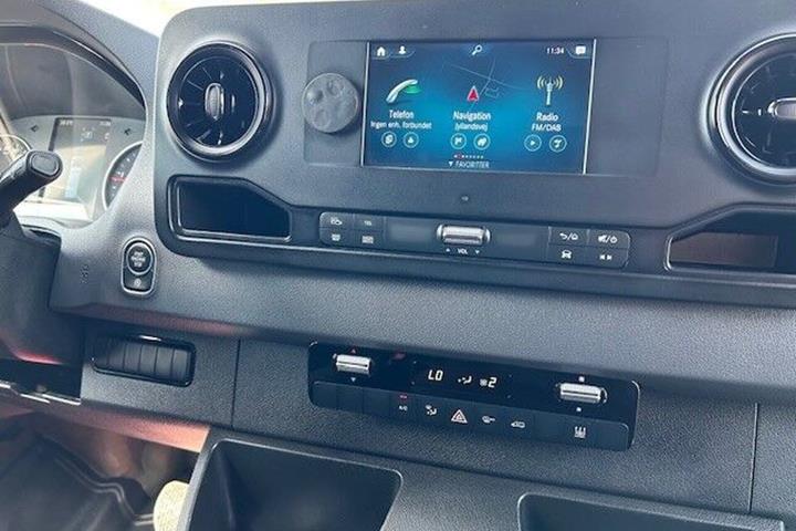 Hvid Mercedes Sprinter 215 fra 2024
