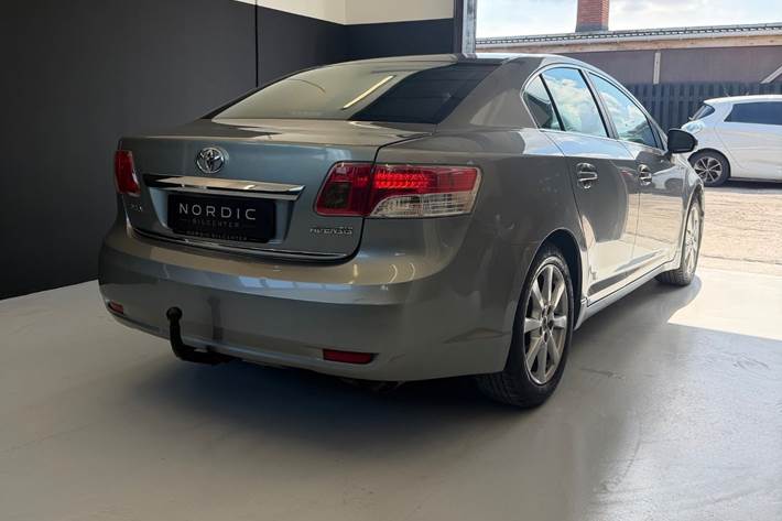 undefined Toyota Avensis fra 2010