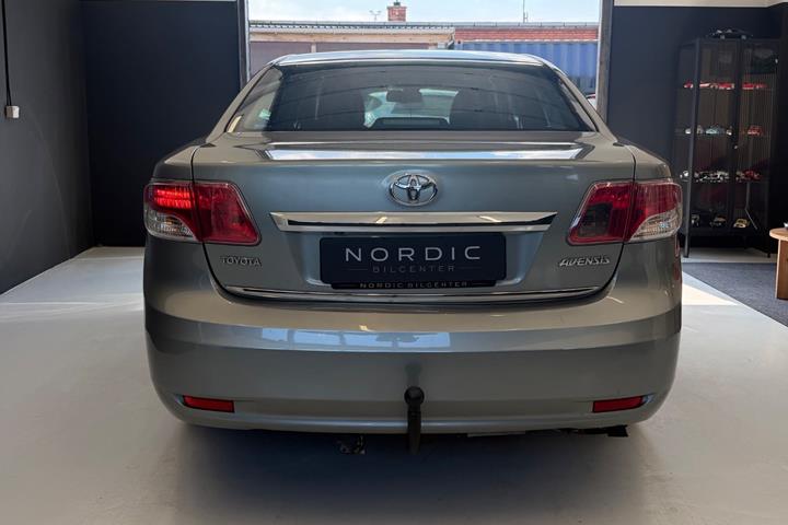 undefined Toyota Avensis fra 2010