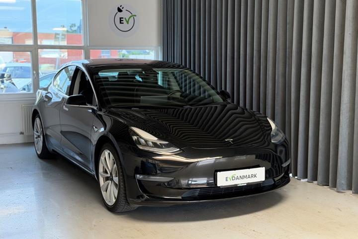 Sort Tesla Model 3 fra 2019 set udefra