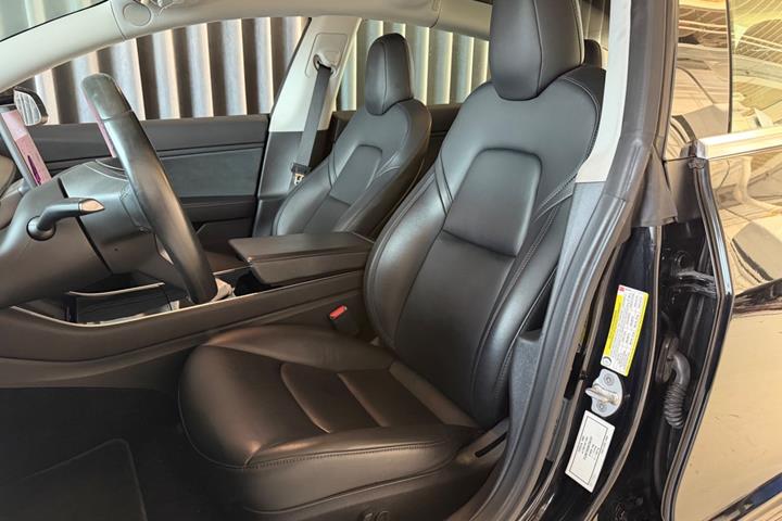 Sort Tesla Model 3 fra 2019