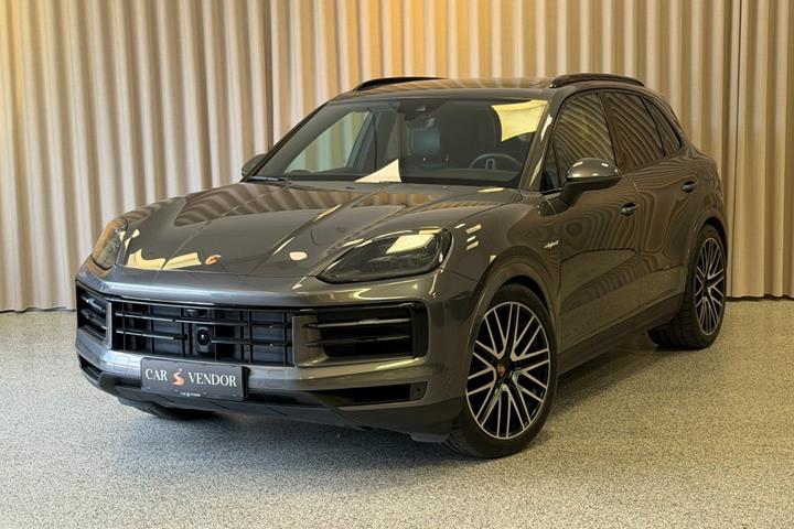 Grå Porsche Cayenne fra 2025 set udefra
