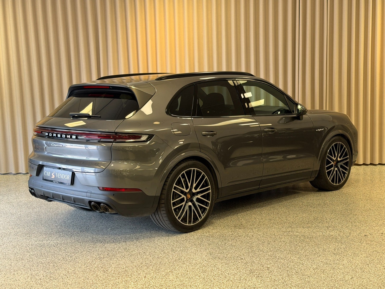Grå Porsche Cayenne fra 2025