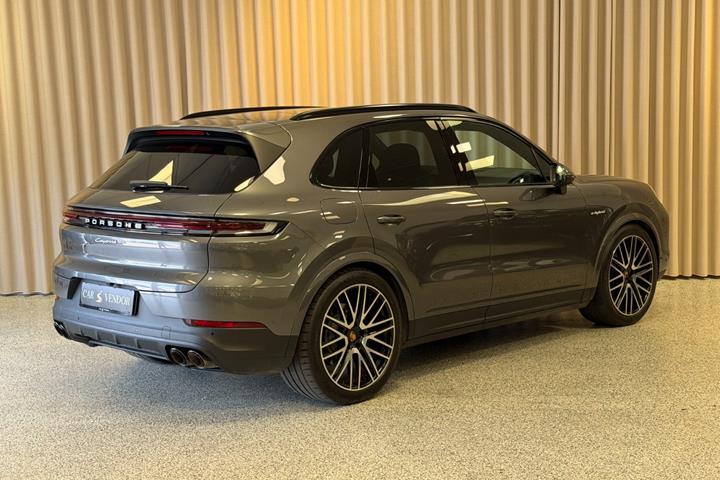 Grå Porsche Cayenne fra 2025