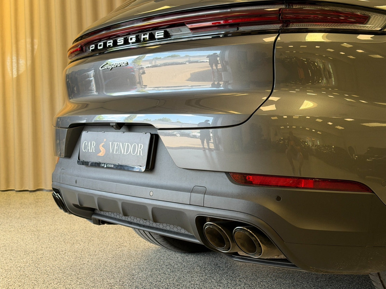 Grå Porsche Cayenne fra 2025