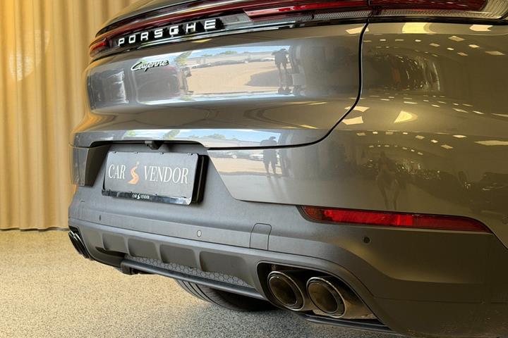 Grå Porsche Cayenne fra 2025