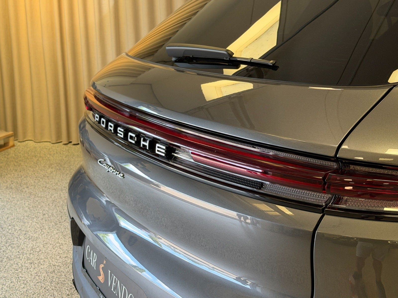 Grå Porsche Cayenne fra 2025