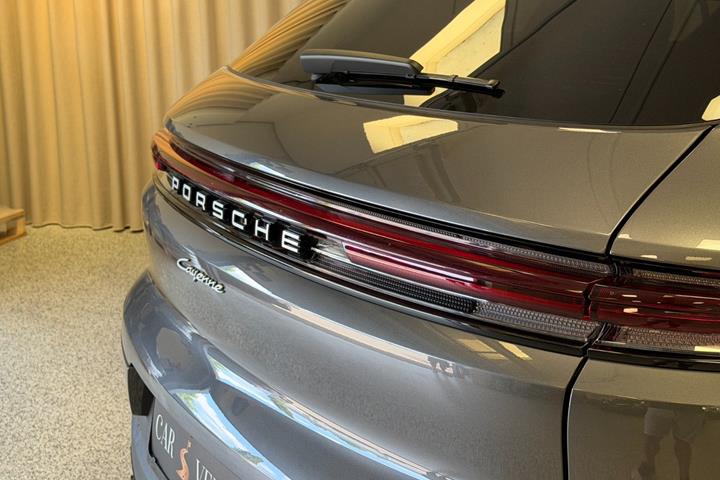 Grå Porsche Cayenne fra 2025