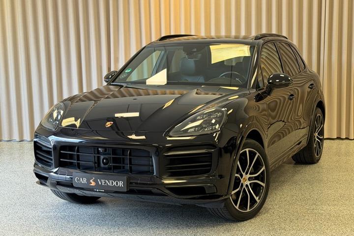 Sort Porsche Cayenne S fra 2018 set udefra