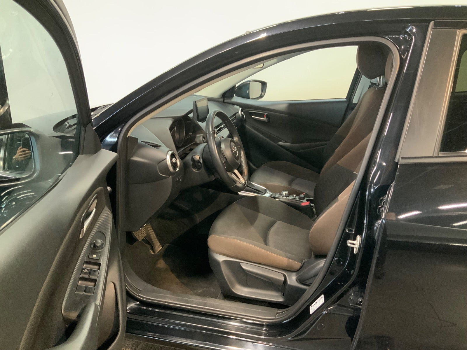Sort Mazda 2 fra 2021