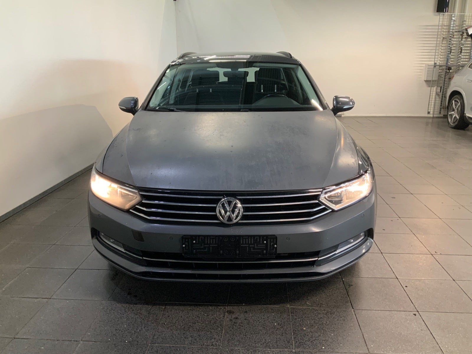 Grå VW Passat fra 2017