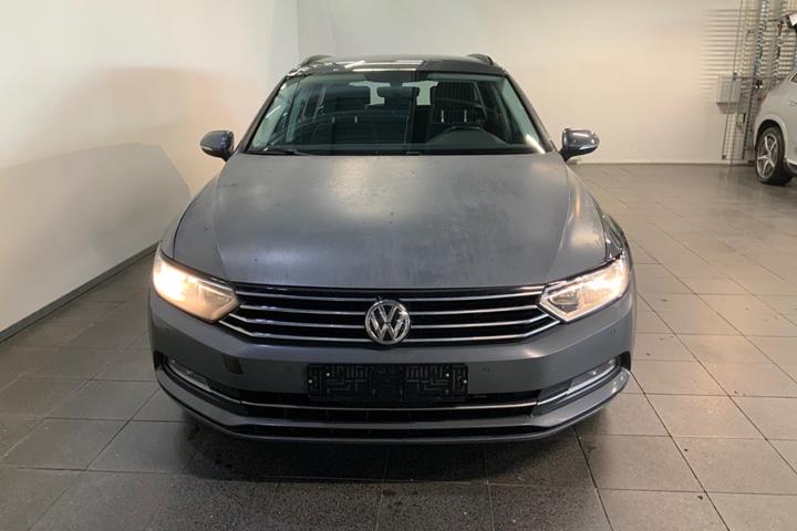 Grå VW Passat fra 2017
