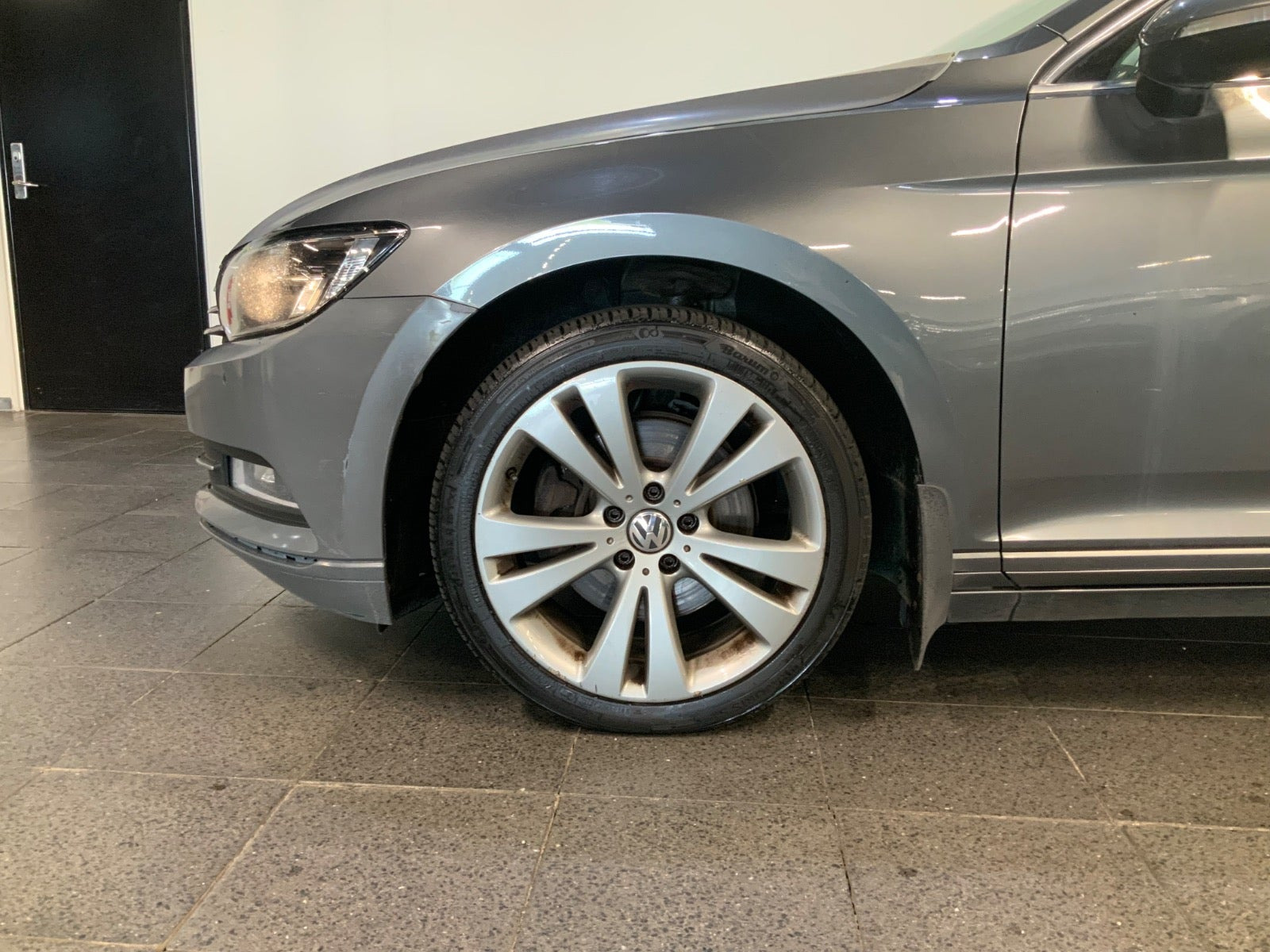 Grå VW Passat fra 2017