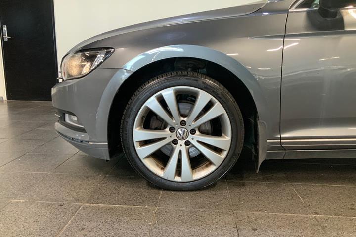 Grå VW Passat fra 2017