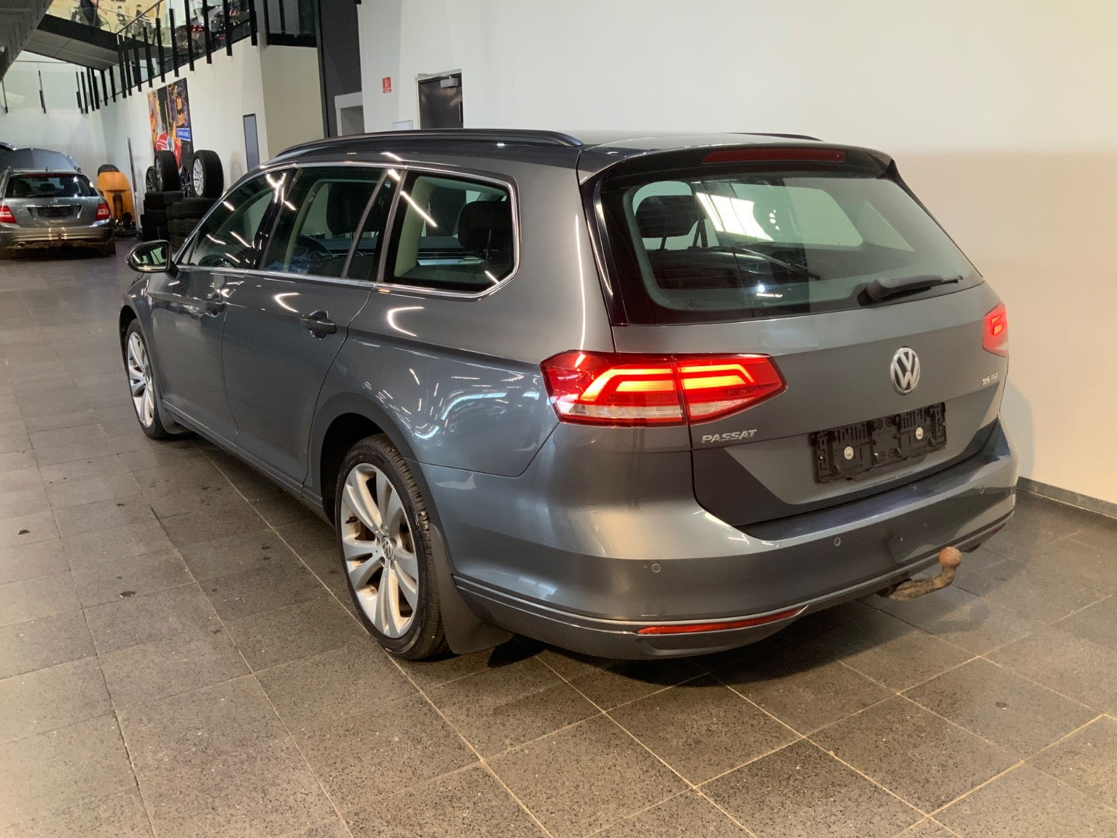 Grå VW Passat fra 2017
