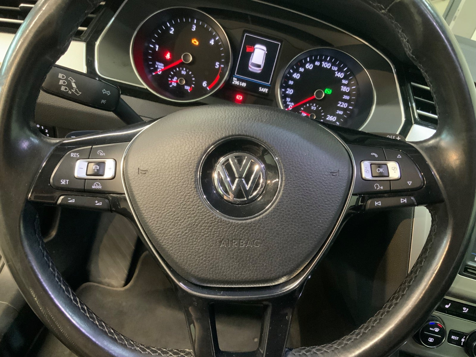 Grå VW Passat fra 2017