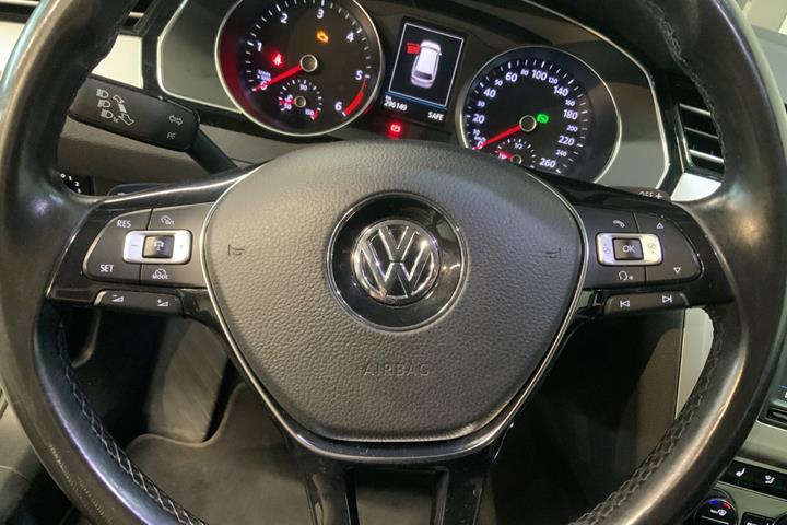 Grå VW Passat fra 2017