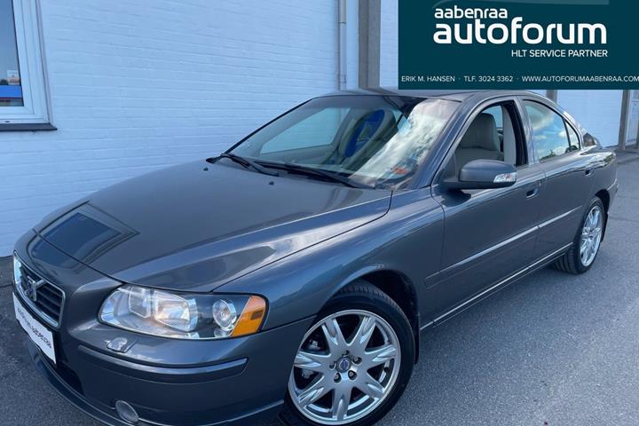 Grå Volvo S60 fra 2008 set udefra