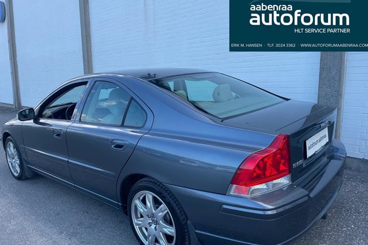 Grå Volvo S60 fra 2008