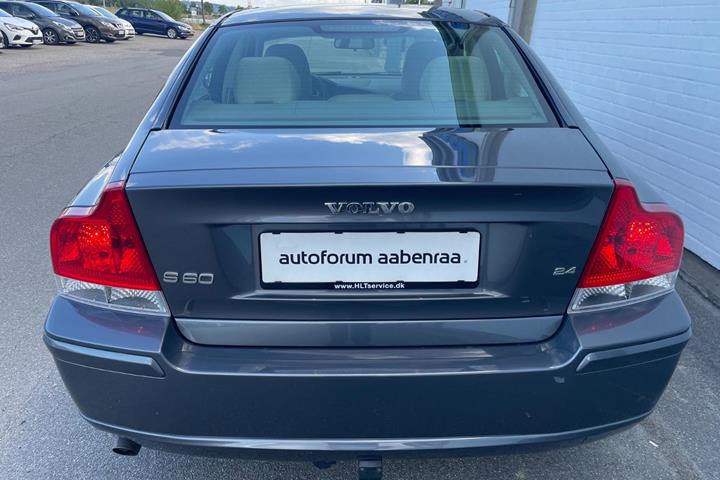 Grå Volvo S60 fra 2008