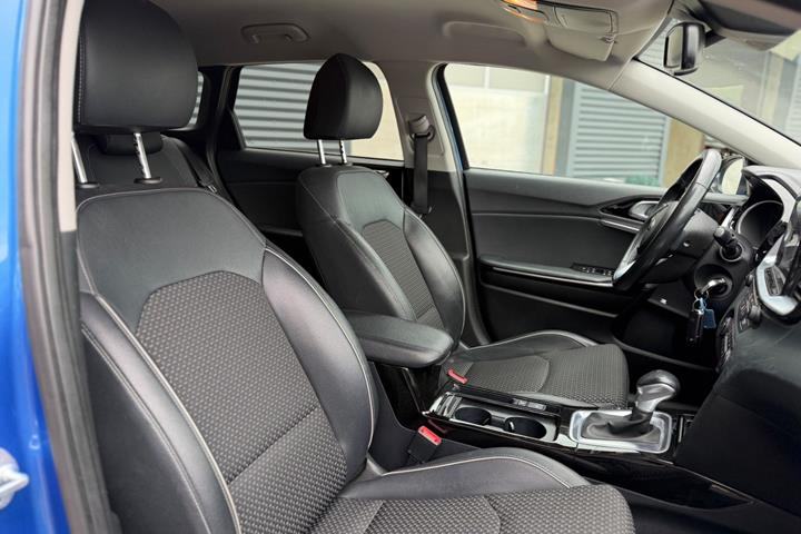 Blå Kia Ceed fra 2019