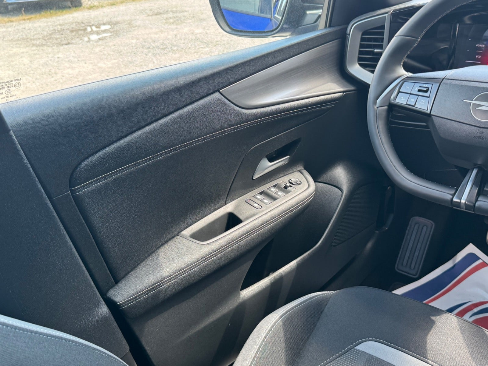 Blå Opel Mokka-e fra 2025
