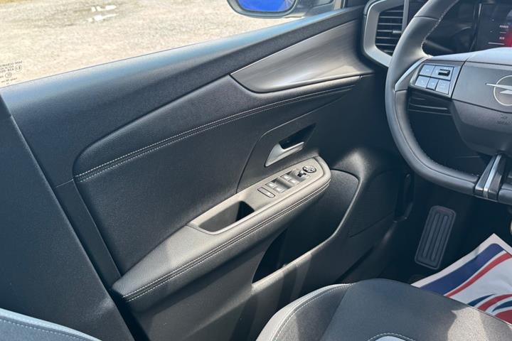 Blå Opel Mokka-e fra 2025