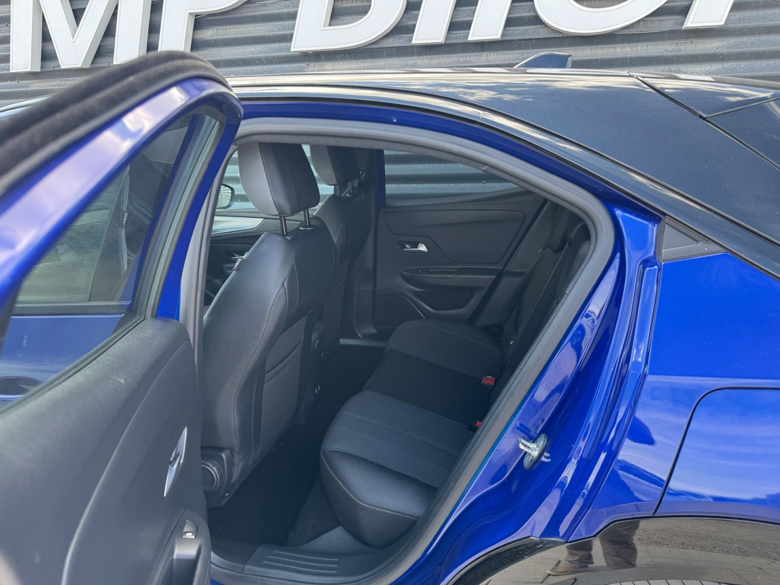 Blå Opel Mokka-e fra 2025