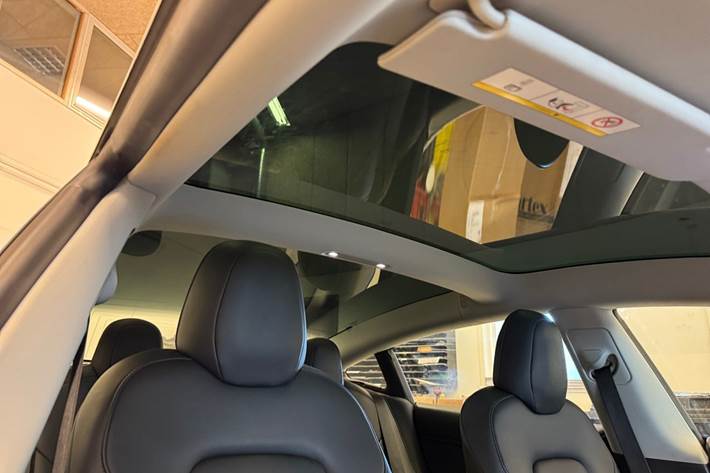 Grå Tesla Model 3 fra 2020