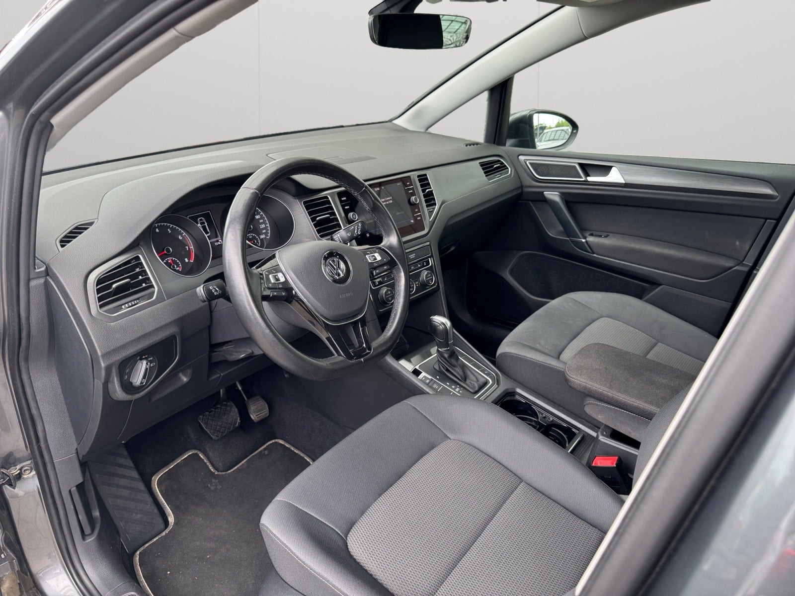 Grå VW Golf Sportsvan fra 2018