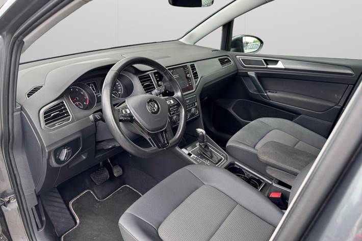 Grå VW Golf Sportsvan fra 2018